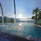 Vista di una piscina con sorgenti e montagne sullo sfondo.