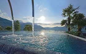 Infinity-Pool mit Bergblick Ein Infinity-Pool mit Wasserfällen und Berglandschaft im Hintergrund.