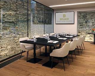 Intérieur d&#039;une salle de réunion avec des murs en pierre et une table élégante