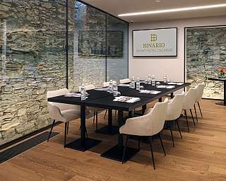Intérieur d&#039;une salle de réunion avec des murs en pierre et une table élégante