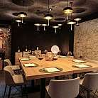 Sala da pranzo con tavolo in legno e illuminazione soffusa.
