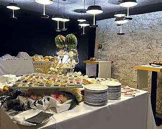 Un buffet élégant avec des plats et des décorations florales