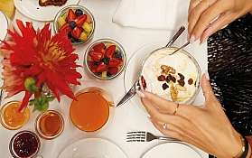 Colazione elegante con frutta Un tavolo imbandito con frutta, dolci e bevande.