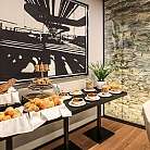 Un tavolo con vari dolci, pane e decorazioni in un ambiente elegante.