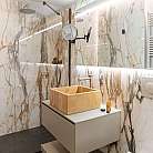 Interno di un bagno elegante con lavabo in legno e doccia.